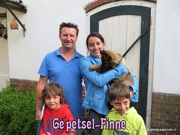 Finne is opgehaald door Liesbeth, Mario, Matz en Xenne en gaat in Denderhoutem wonen